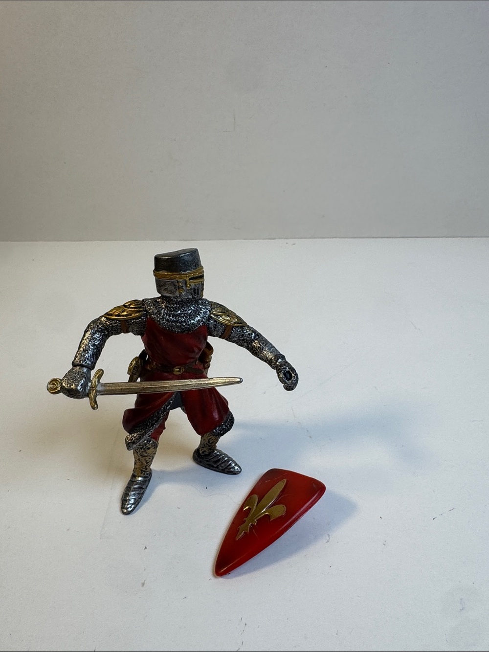 Schleich World of Knights Ritter Foot Soldier Red With Sword and Shield